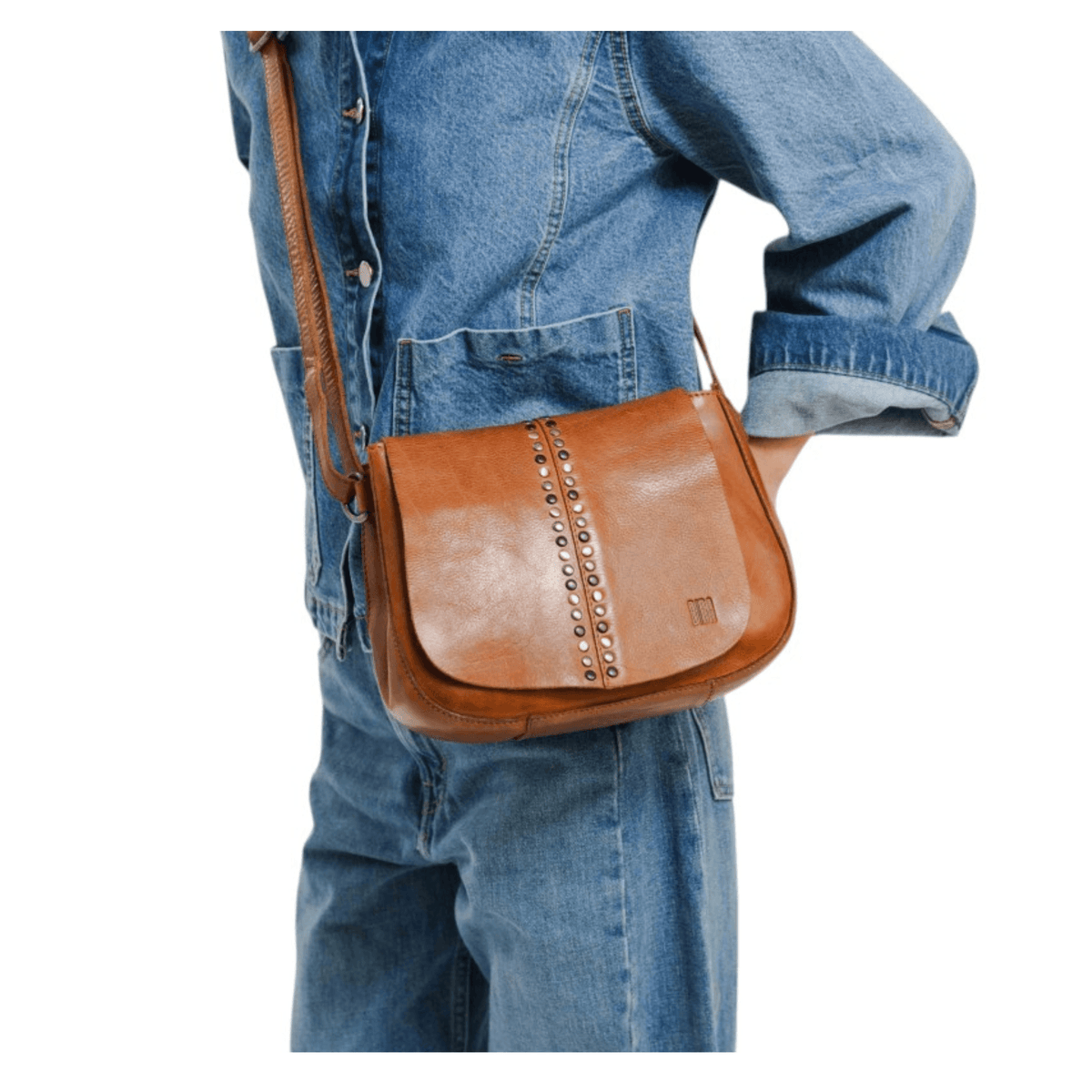 Sac BIBA HANCOCK HAK2L cognac porté à l’épaule avec une tenue en jean