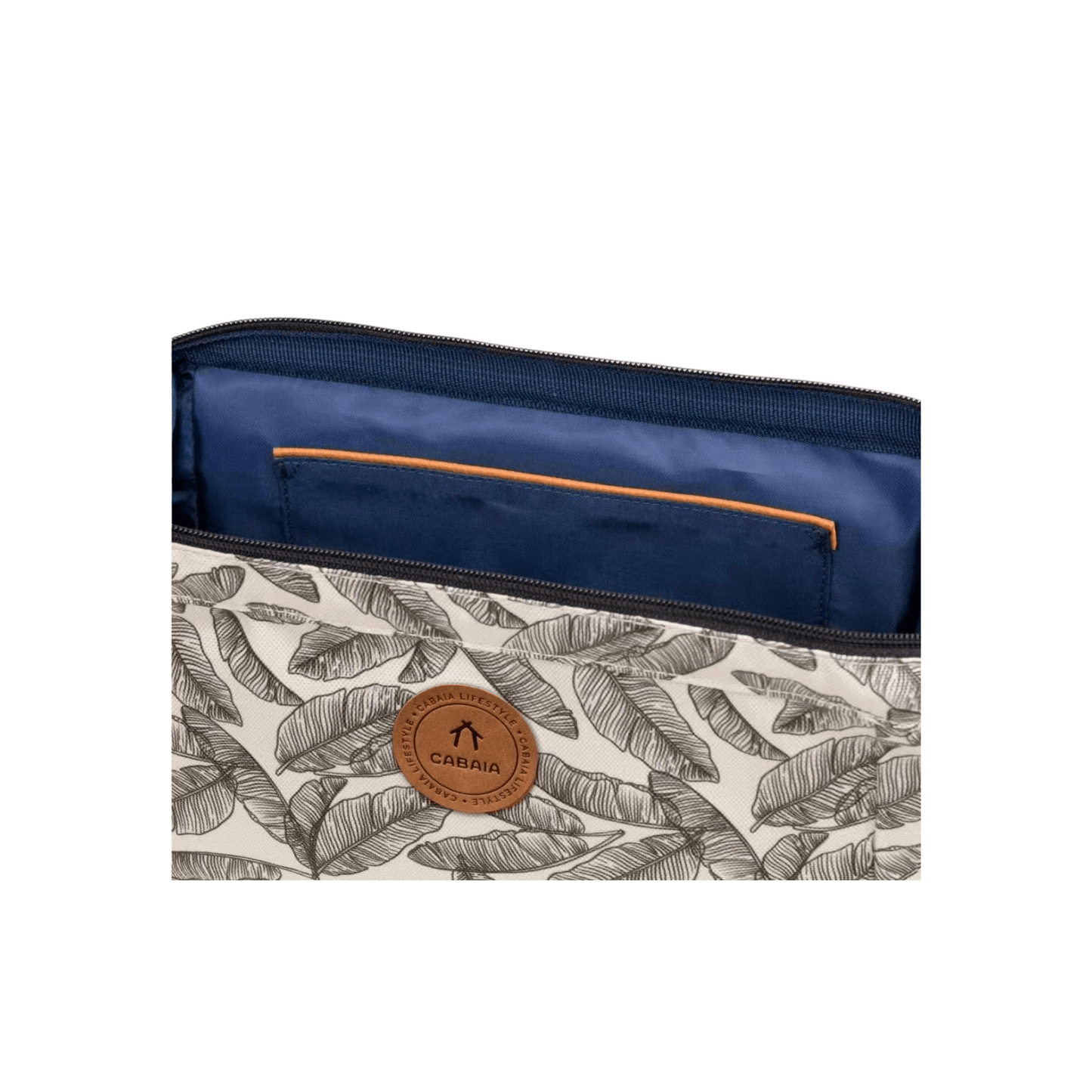 Détail de la trousse de toilette Cabaia Andrassy UT avec fermeture zippée et finitions camel - Nevada Maroquinerie