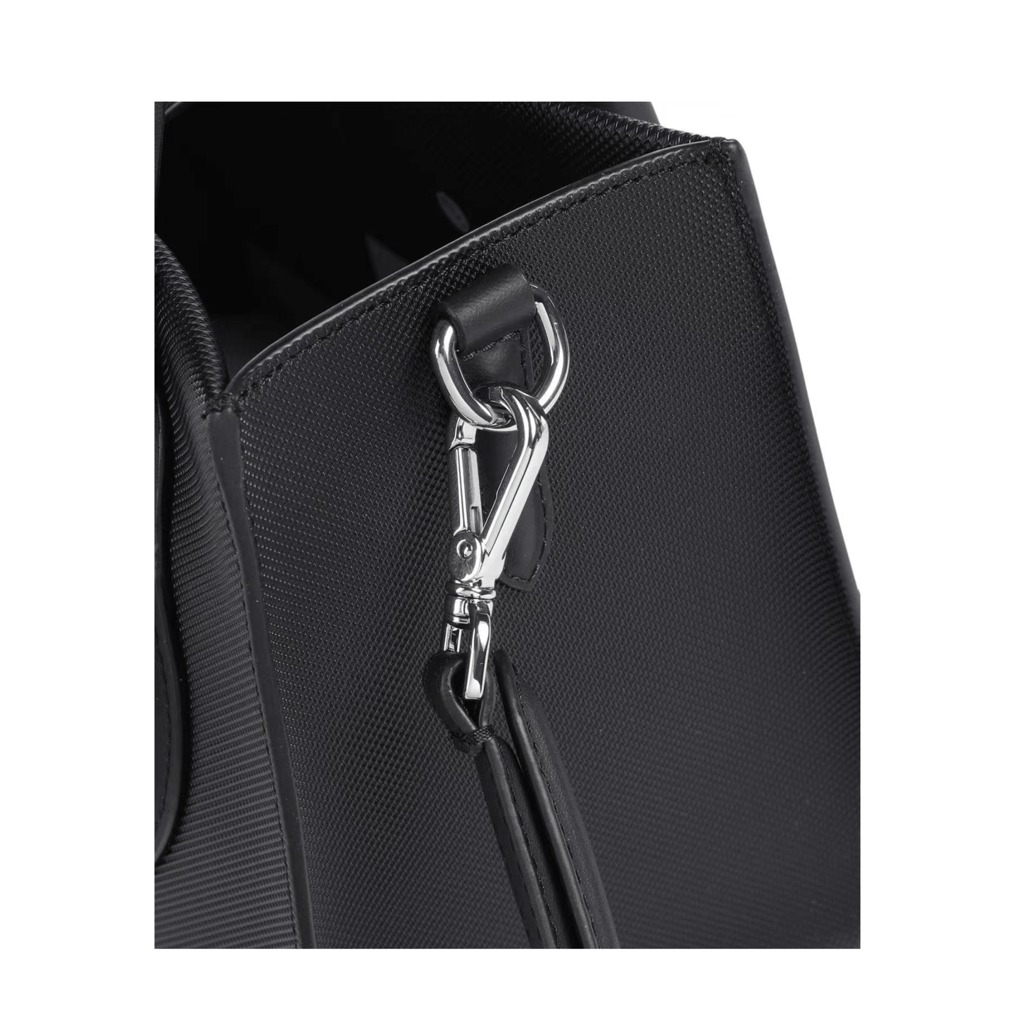 Détail attache bandoulière sac Lacoste Daily City noir