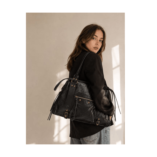 femme portant sac skyla cuir brillant noir