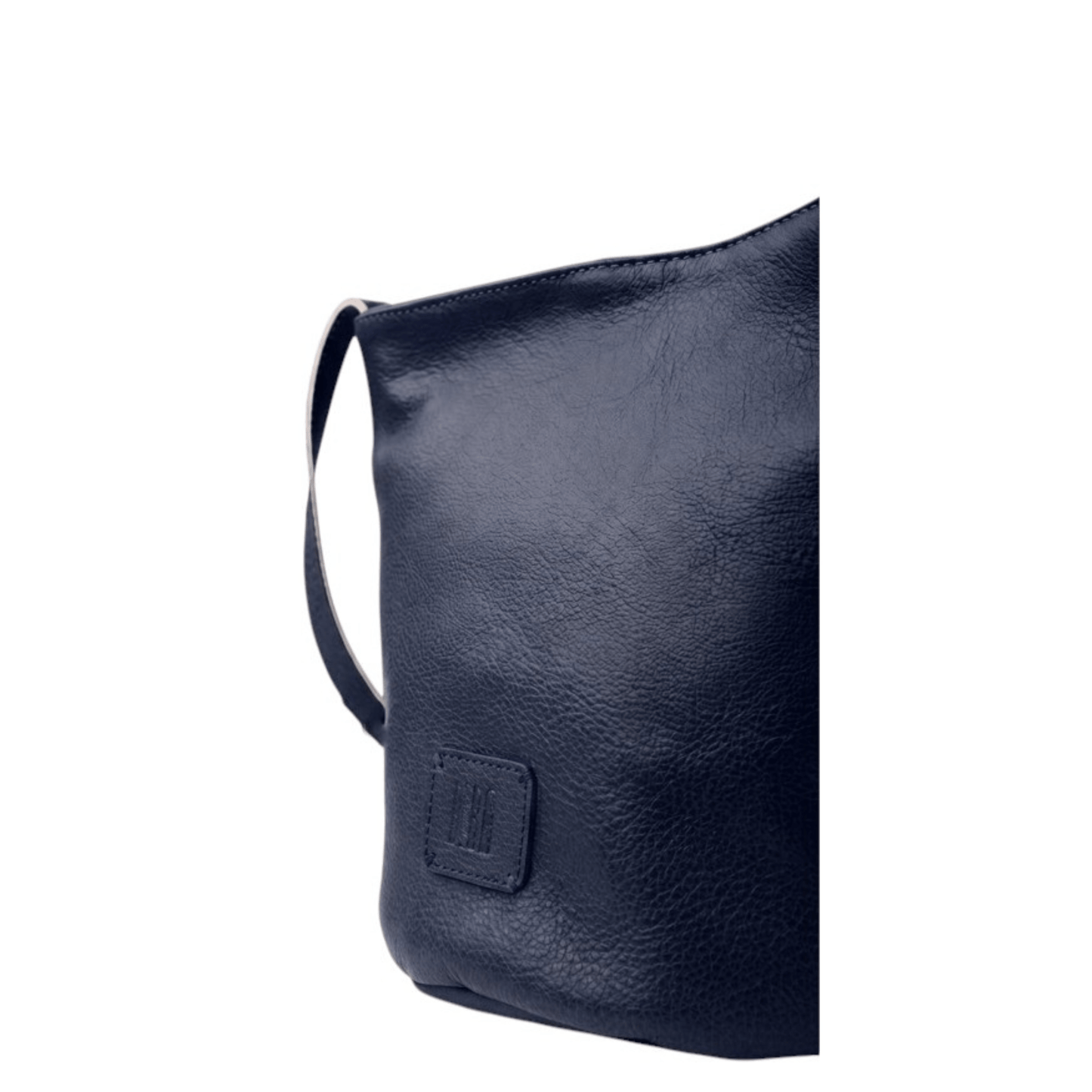 Détail du cuir de vachette bleu marine et logo BIBA du sac Chester TB CET1L