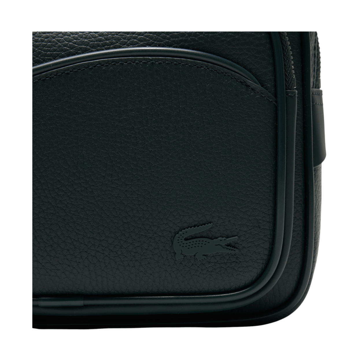 Gros plan sur le crocodile Lacoste ton sur ton et la texture grainée du sac reporter homme vert sapin NH4561GYB43