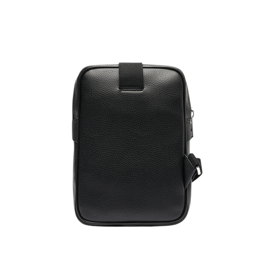 Vue arrière du sac reporter vertical Lacoste homme NH4783GY00 noir avec texture grainée et fixation de bandoulière
