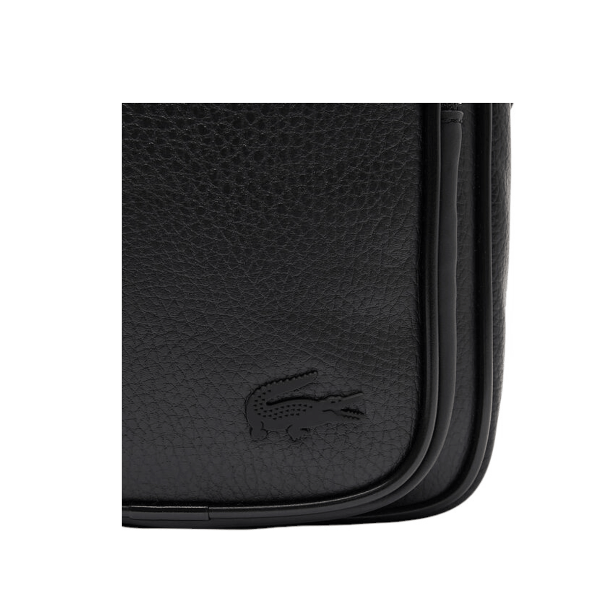 Gros plan sur le logo crocodile Lacoste ton sur ton et la finition grainée du sac reporter homme noir NH4783GY00