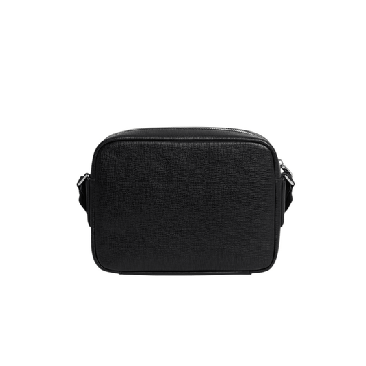 Vue arrière du sac reporter Lacoste Ossian NH5048OI noir avec matière grainée et attaches de bandoulière