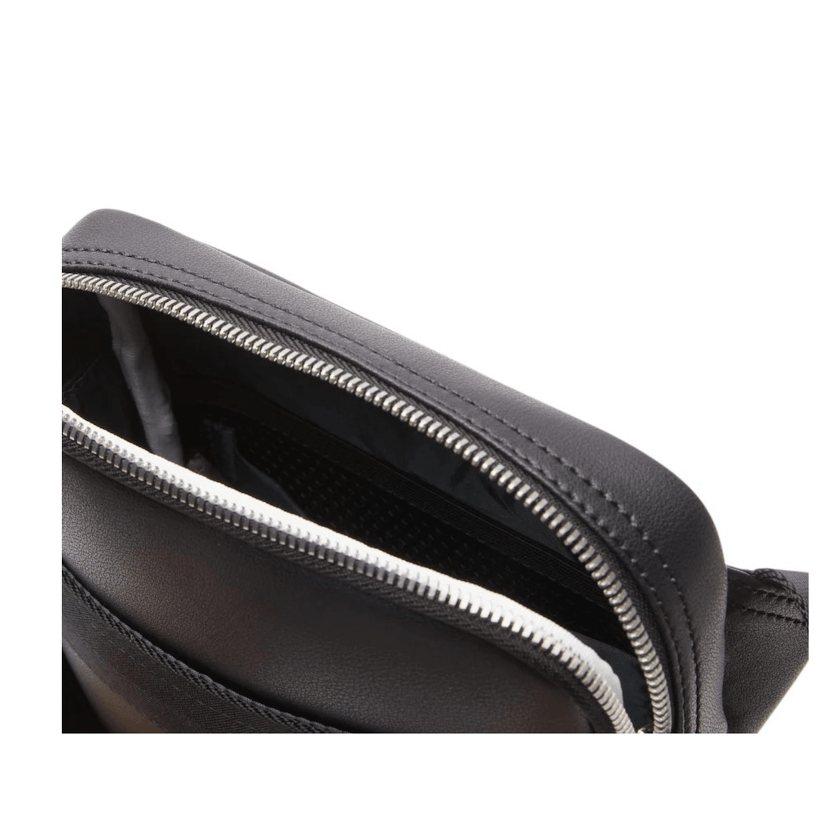 Détail intérieur de la sacoche Lacoste NH4017PN000 noire avec fermeture zippée argentée, coutures et rangement en filet
