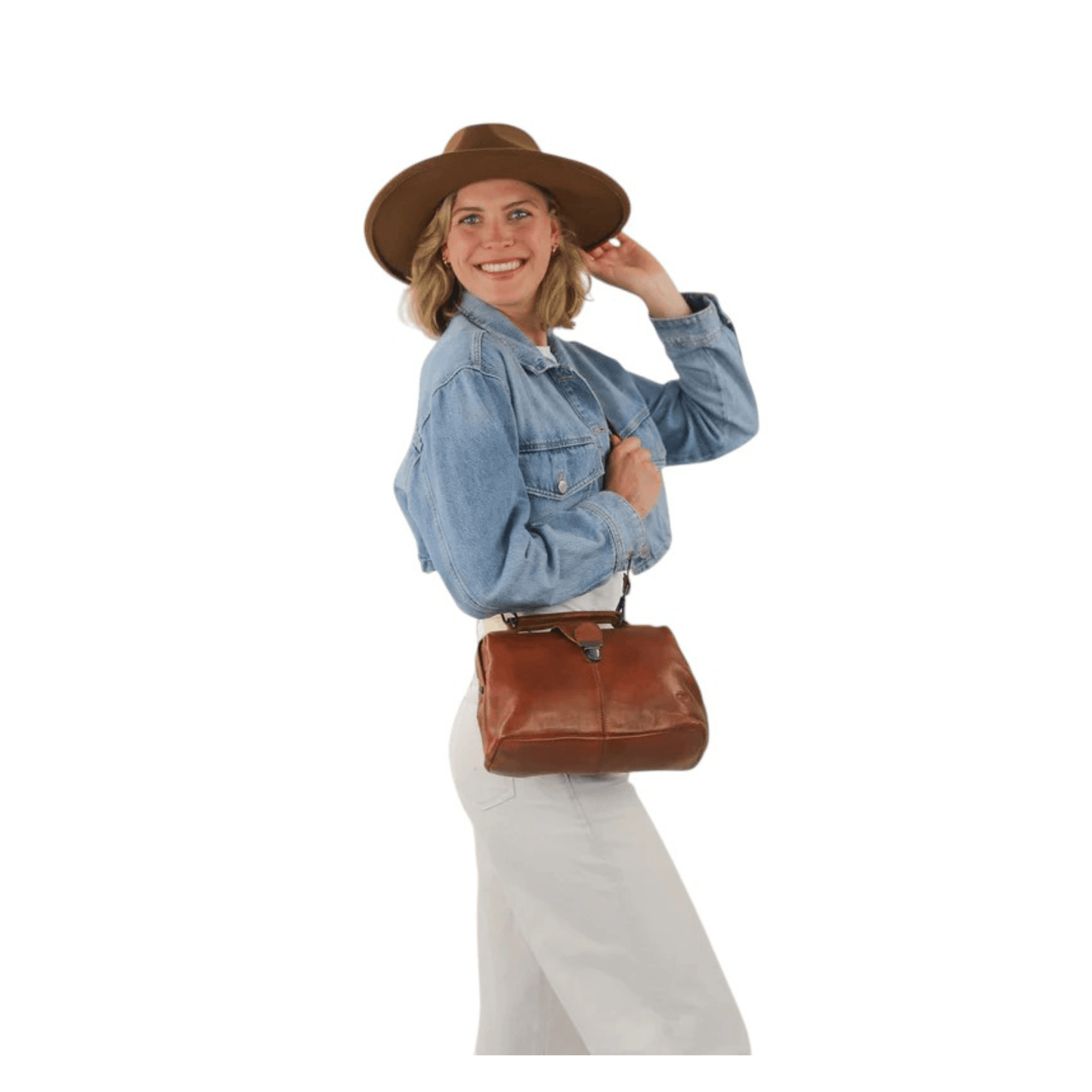 Sac cuir  cognac porté épaule femme look chic moderne Nevada Maroquinerie