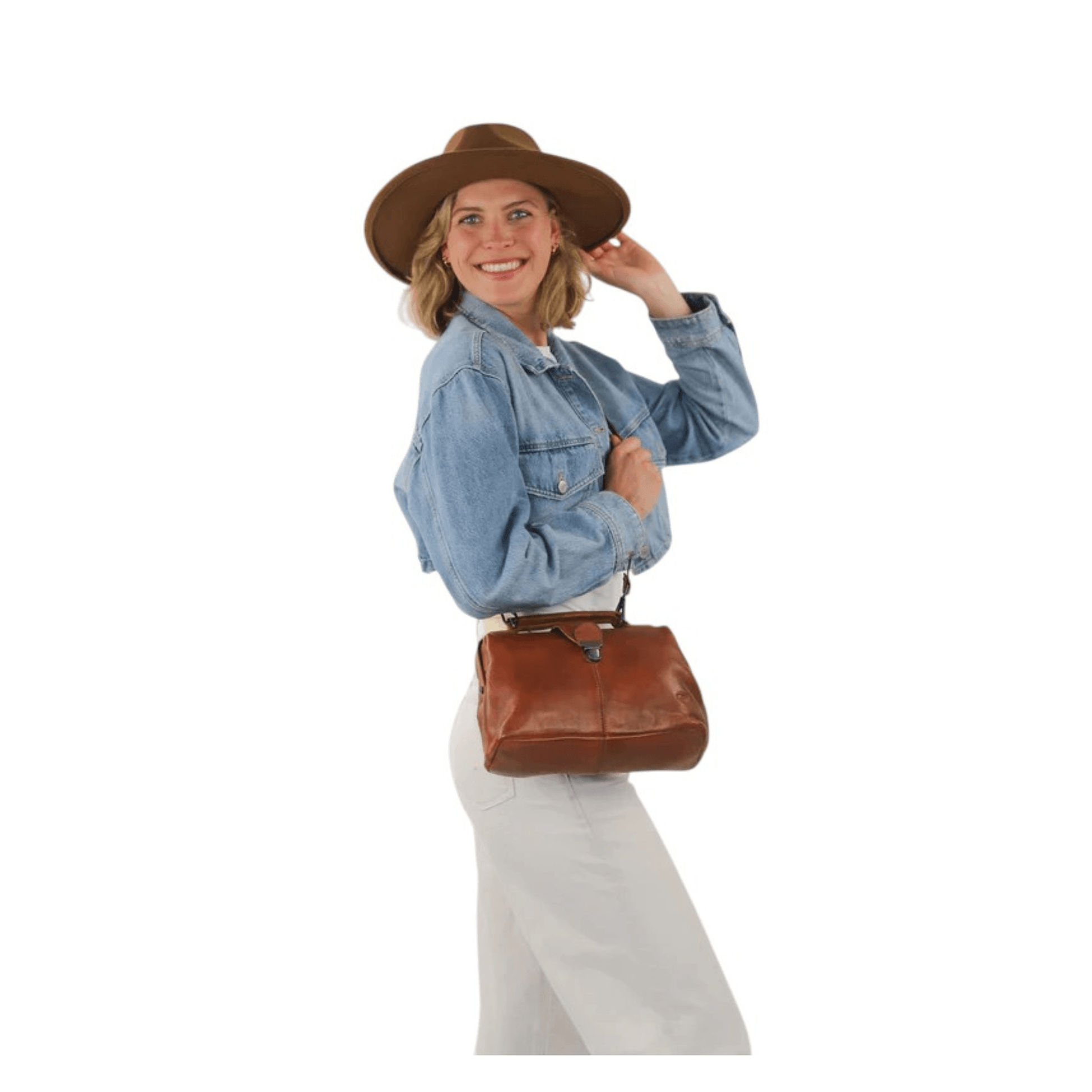 Sac cuir  cognac porté épaule femme look chic moderne Nevada Maroquinerie