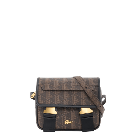 Sac messenger Lacoste The Blend marron à monogramme grainé vu de face avec rabat et crocodile métallique doré.