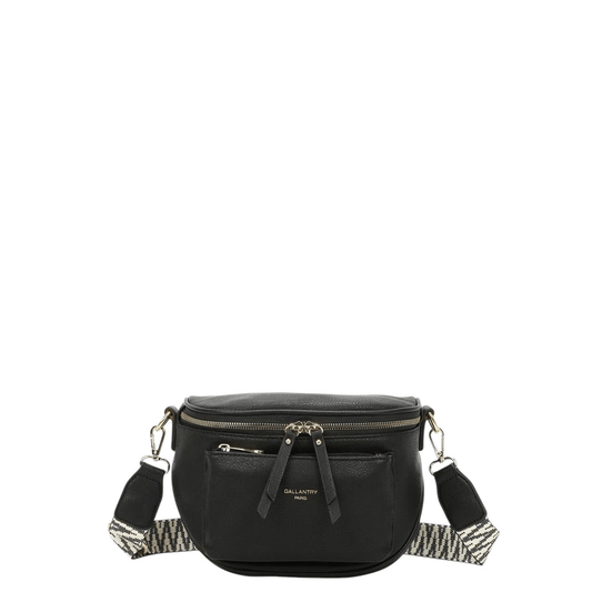 Sac bandoulière Gallantry noir avec large bandoulière en tissu et poche avant zippée.