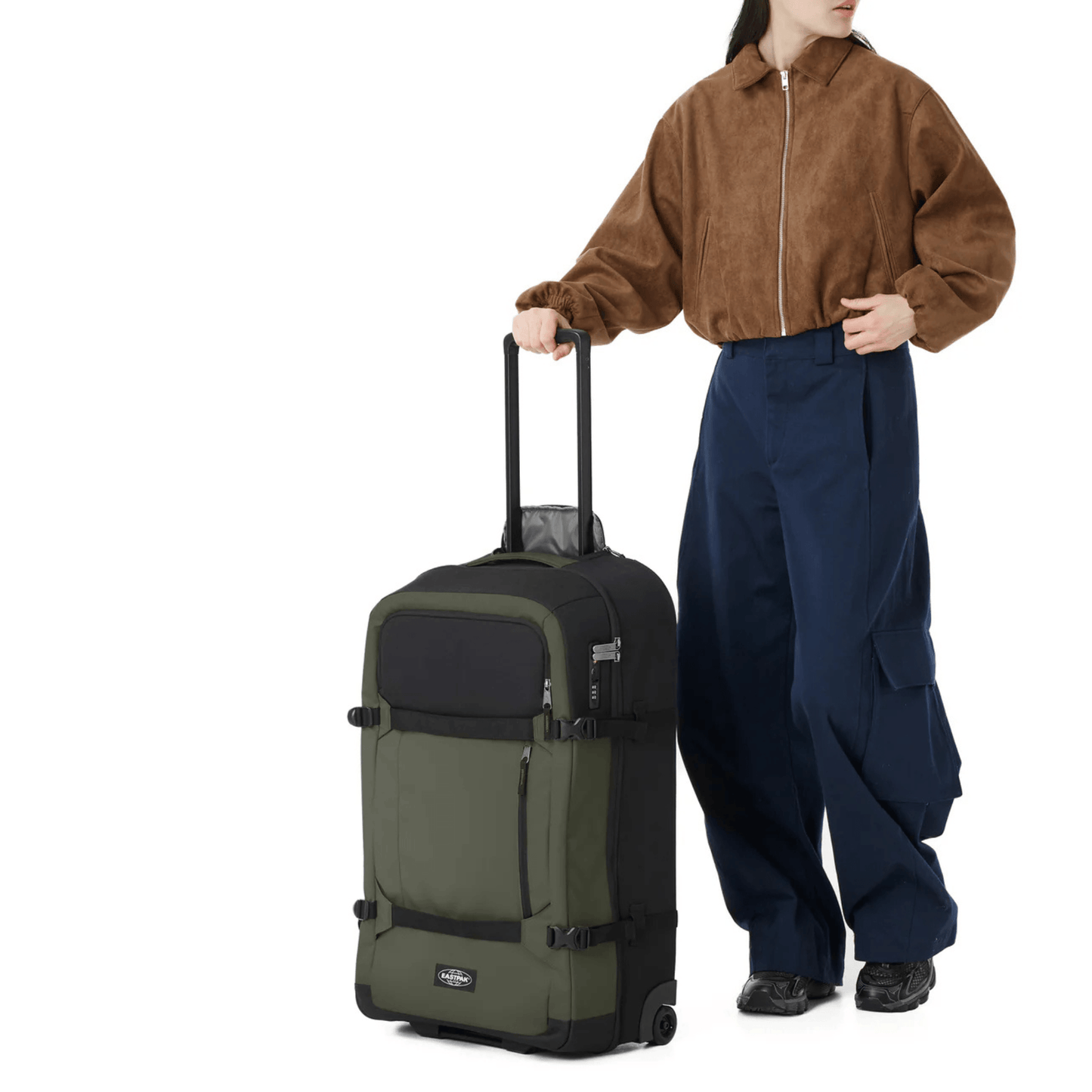 Valise Eastpak Transit'R Pro M Khaki Pro en situation d'utilisation lors d'un voyage.