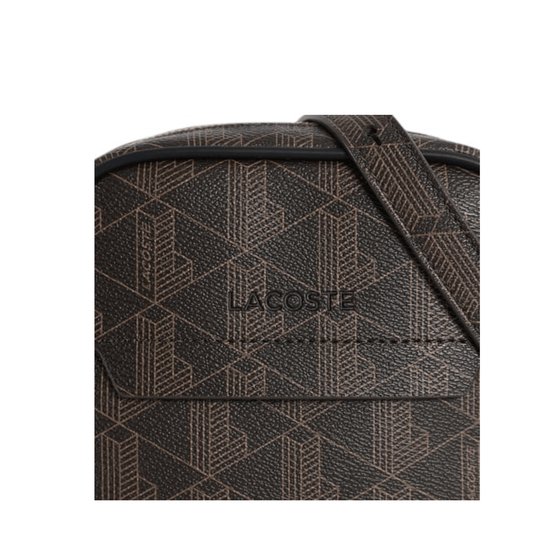 Gros plan sur le monogramme grainé et le logo Lacoste de la sacoche The Blend marron.