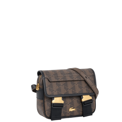 Vue de trois quarts du sac bandoulière Lacoste The Blend marron avec finitions premium.