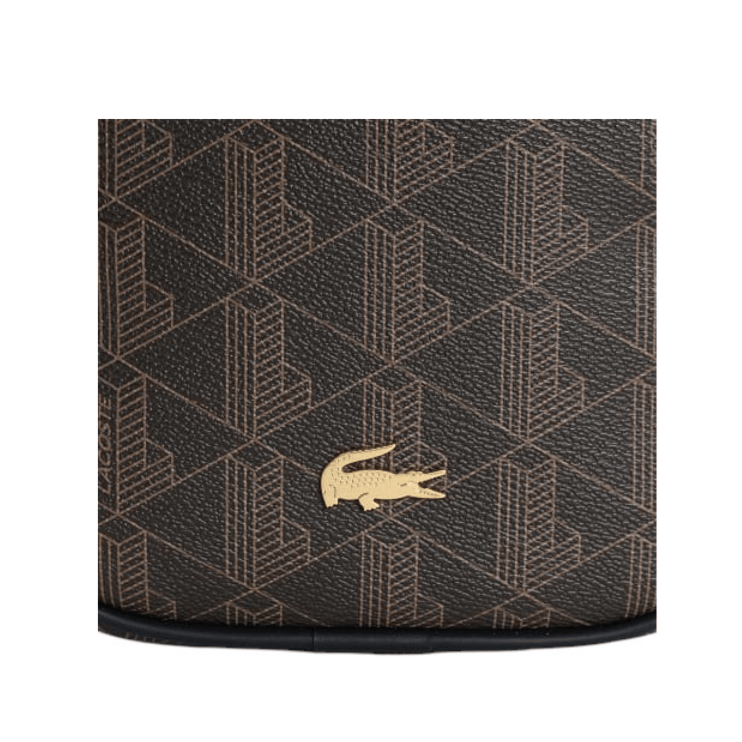 Détail du crocodile métallique doré sur la sacoche Lacoste The Blend marron.