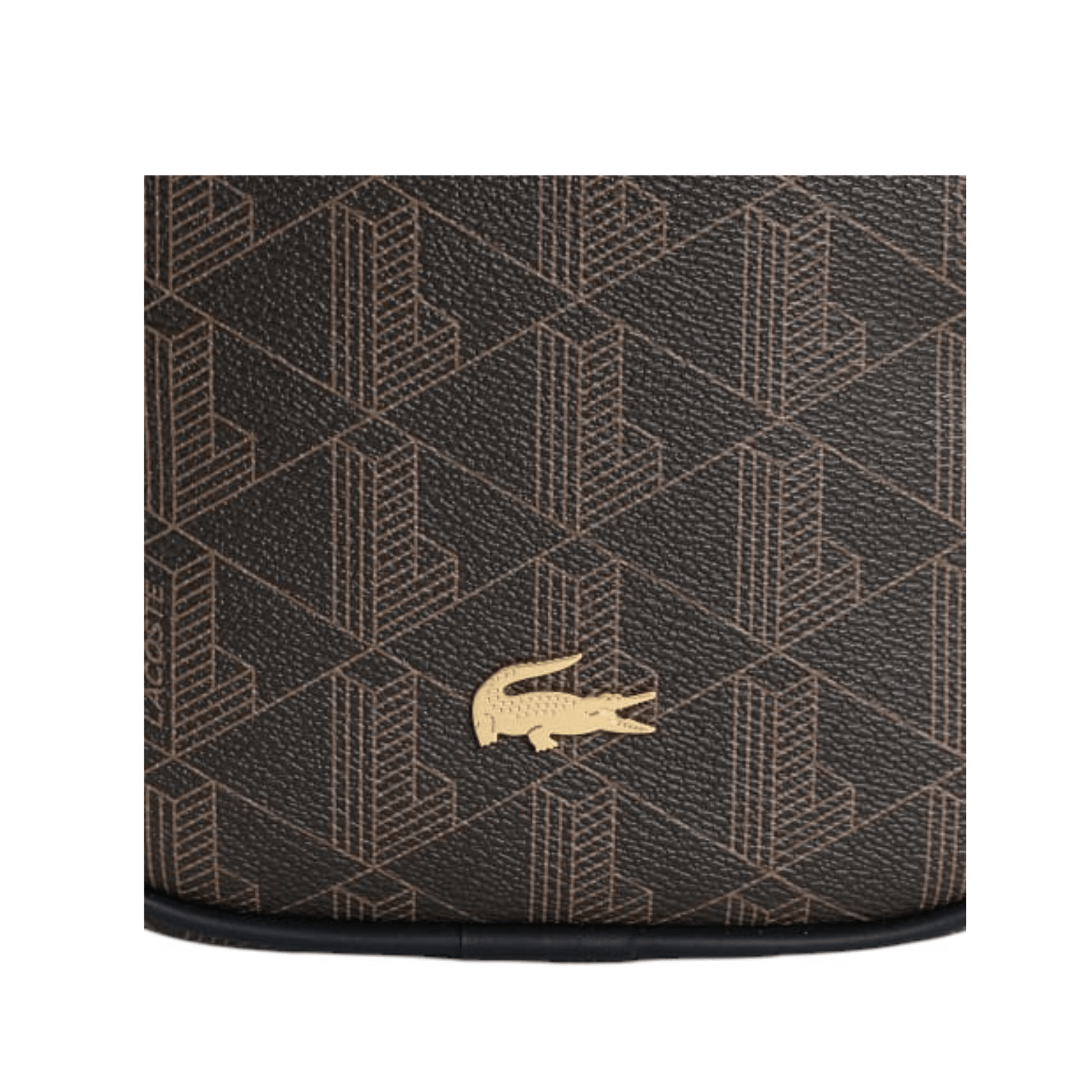 Détail du crocodile métallique doré sur la sacoche Lacoste The Blend marron.