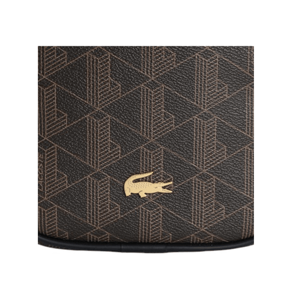 Détail du crocodile métallique doré sur la sacoche Lacoste The Blend marron.