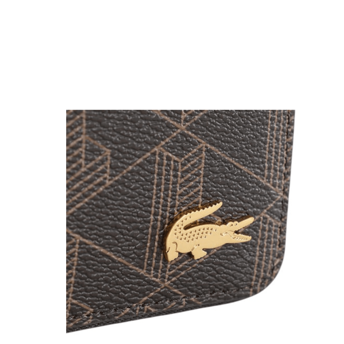 Détail du crocodile métallique doré sur le portefeuille Lacoste The Blend marron doré.