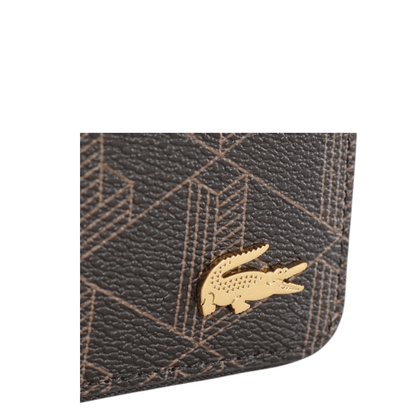 Détail du crocodile métallique doré sur le portefeuille Lacoste The Blend marron doré.