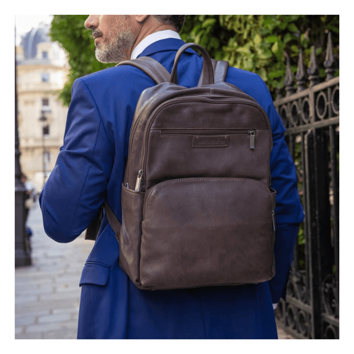 Sac à dos Arthur & Aston Johany en cuir marron porté au dos