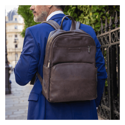 Sac à dos Arthur & Aston Johany en cuir marron porté au dos