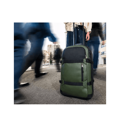 Valise Eastpak Transit'R Pro M Khaki Pro en déplacement, idéale pour les voyages professionnels et les vacances.