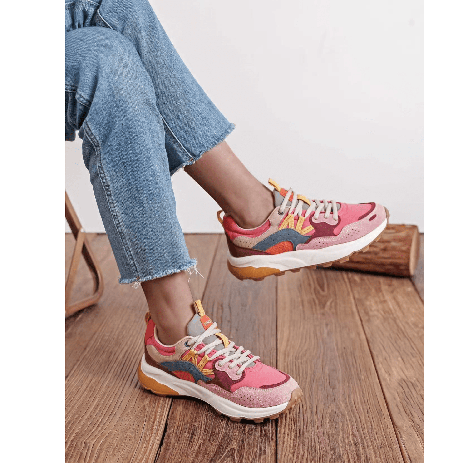 Basket femme FINDLAY FY1321 rose portée avec un jean