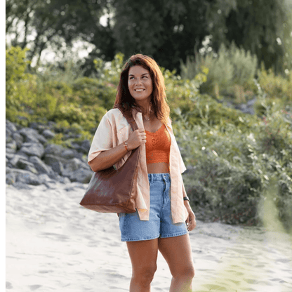Sac BEAR DESIGN Pauline CP3577 en cuir cognac porté à l'épaule par une femme
