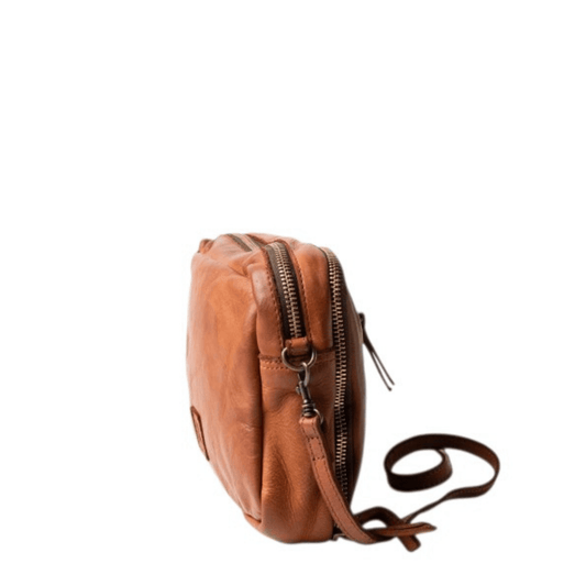 Vue de profil du sac BIBA BOSTON BT32 cognac avec ses deux compartiments zippés