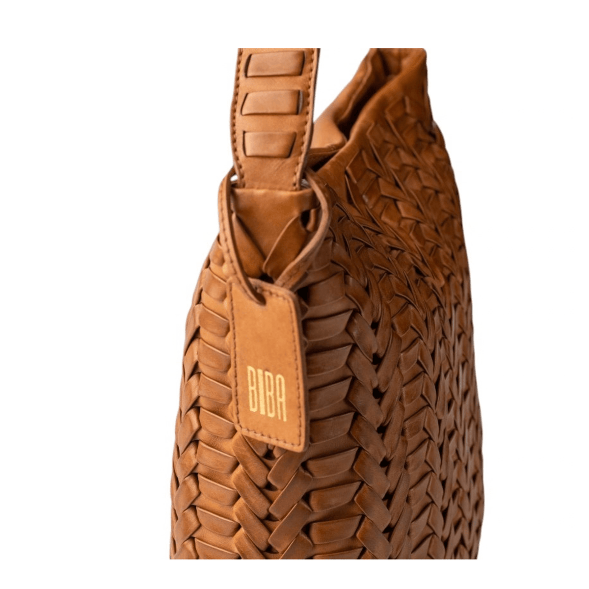 Détail du cuir de vachette tressé et du logo BIBA sur le sac Elk ELK1L cognac