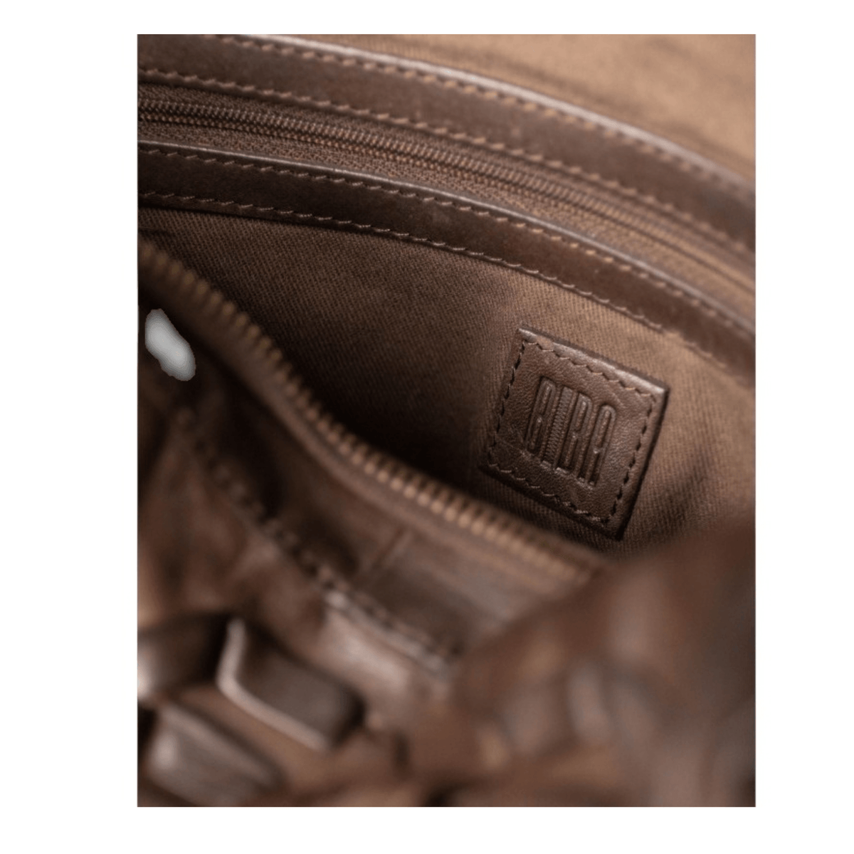 Détail du logo BIBA sur la doublure intérieure du sac Elk ELK1L marron