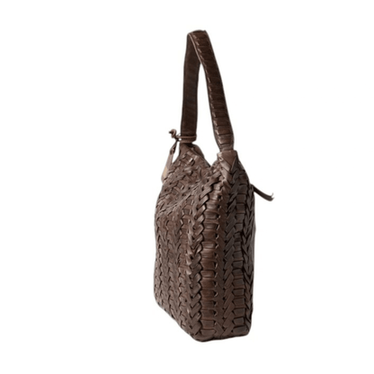 Vue de profil du sac BIBA Elk marron mettant en valeur le tressage du cuir