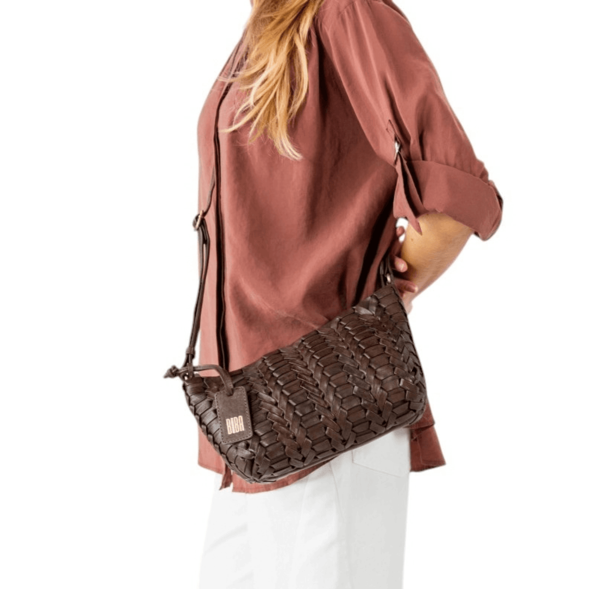 Sac BIBA Elk marron en cuir tressé porté en travers du corps