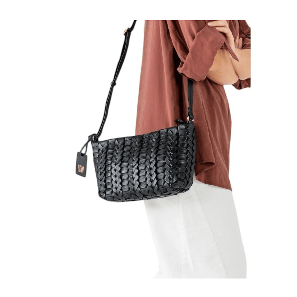 Sac BIBA Elk noir en cuir tressé porté en bandoulière par une femme