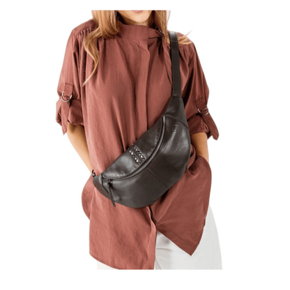 Sac banane BIBA HANCOCK porté en travers du buste sur une chemise longue