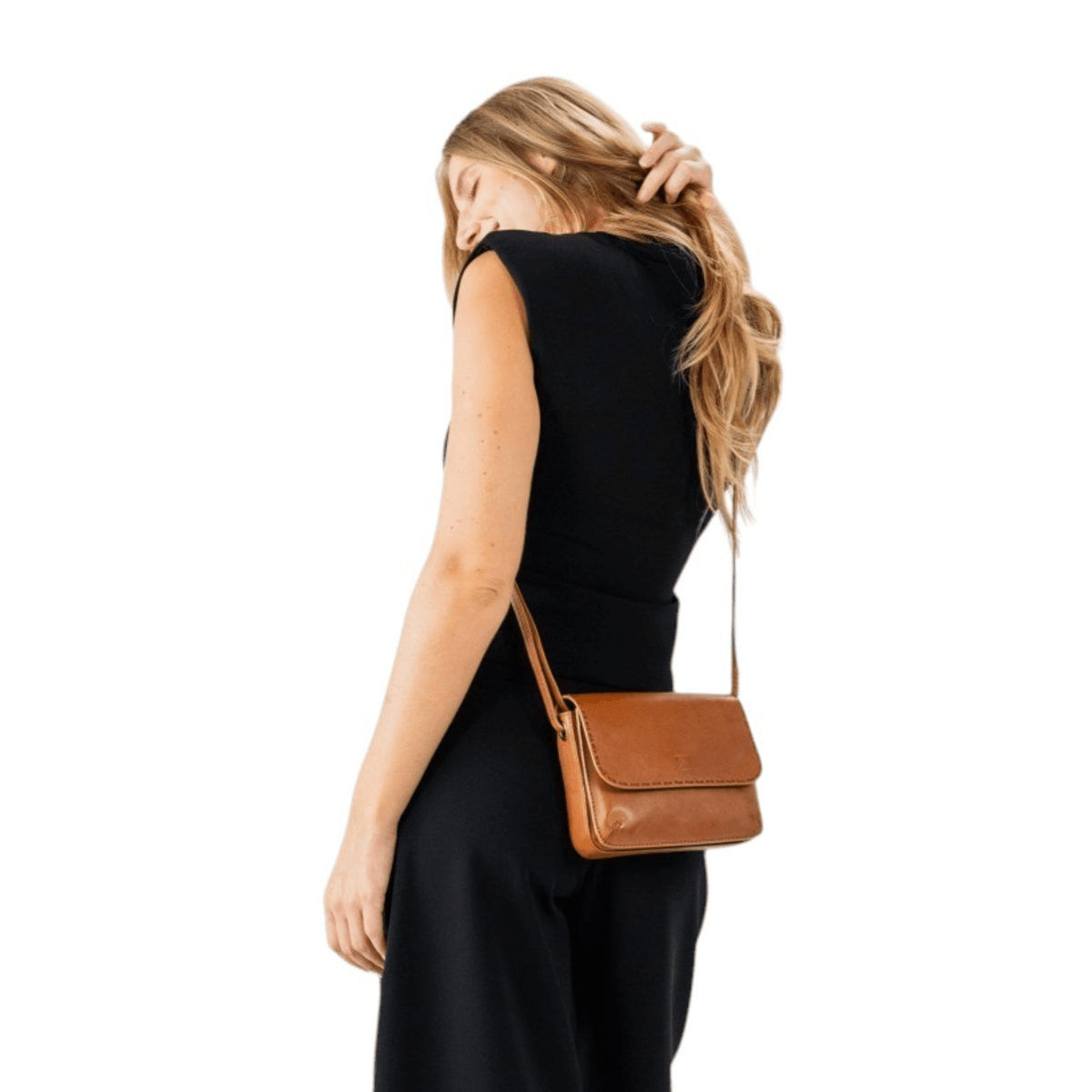 Sac BIBA HATCH HAH1L cognac porté à l’épaule avec une tenue noire