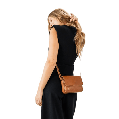 Sac BIBA HATCH HAH1L cognac porté à l’épaule avec une tenue noire