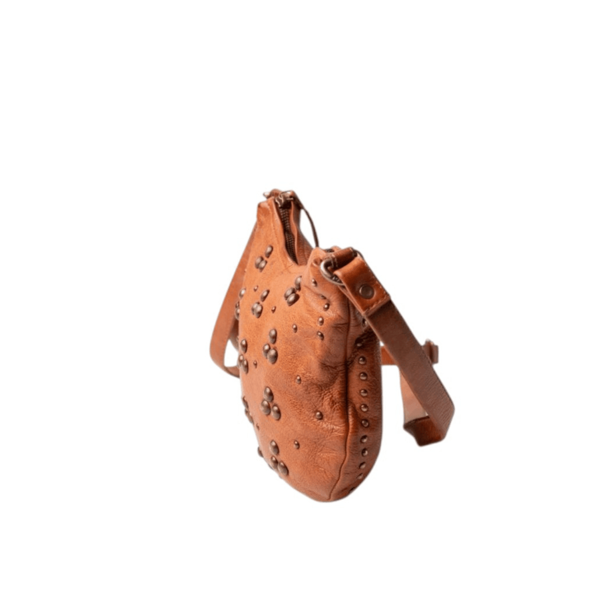 Vue de profil du sac BIBA HILL HIL2L cognac avec détails cloutés et bandoulière
