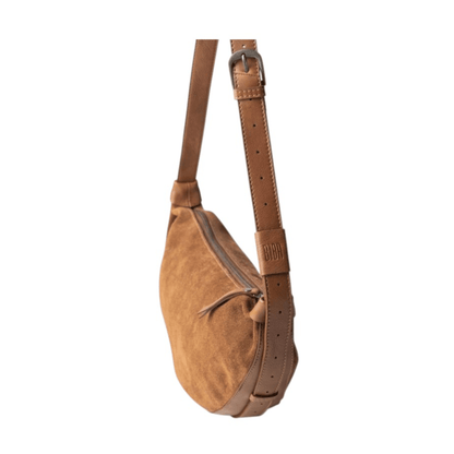 Vue de profil du sac BIBA LOA cognac avec fermeture zippée et bandoulière réglable