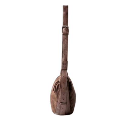 Vue de profil du sac BIBA LOA marron avec bandoulière ajustable et boucle métallique