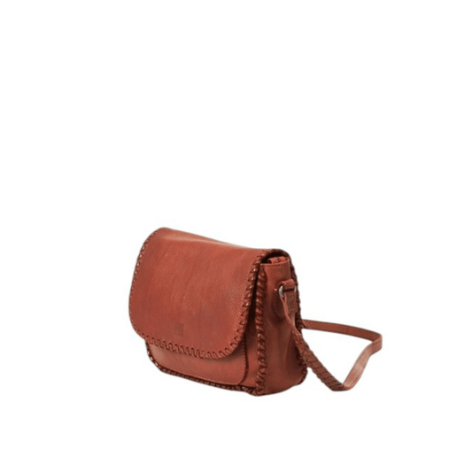 Vue trois quarts du sac BIBA WINONA WIN11L camel avec rabat, coutures décoratives et bandoulière