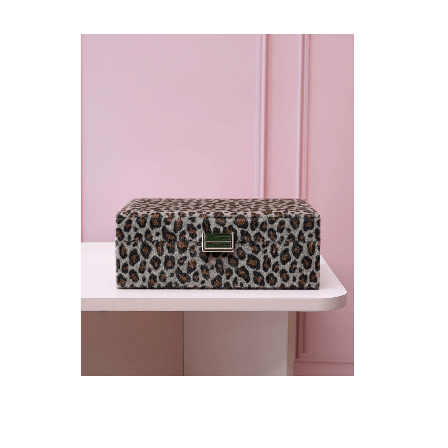 Boîte à bijoux Louise léopard fermée avec fermeture dorée
