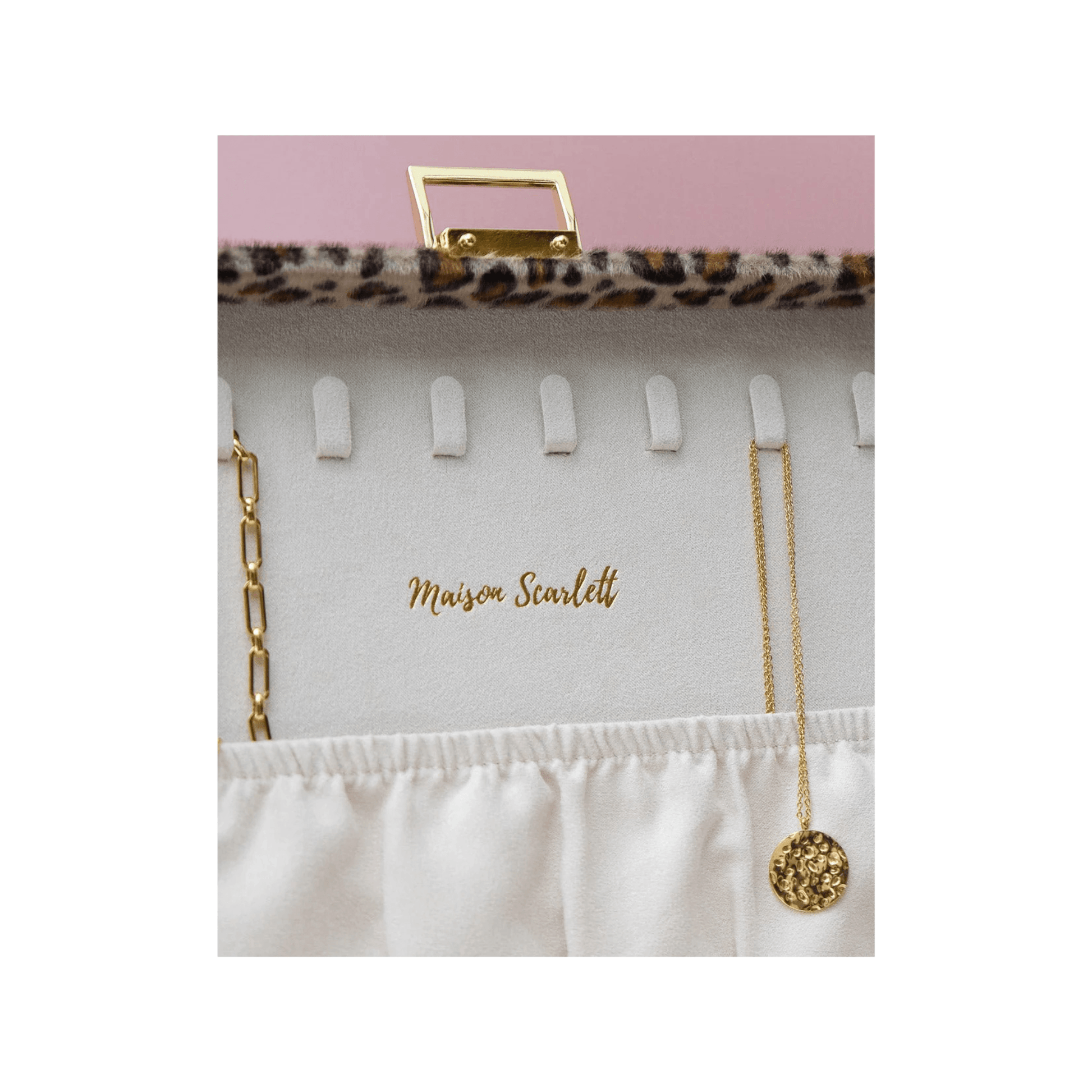 Logo doré Maison Scarlett embossé dans la boîte à bijoux léopard
