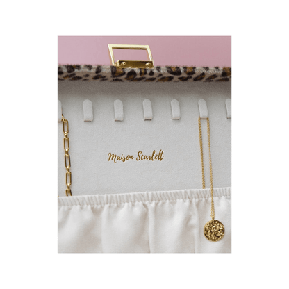 Logo doré Maison Scarlett embossé dans la boîte à bijoux léopard
