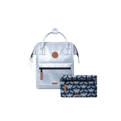 Sac à dos Cabaia Adventurer Small Fidji argenté métallisé avec deux pochettes interchangeables vue de face - Nevada Maroquinerie