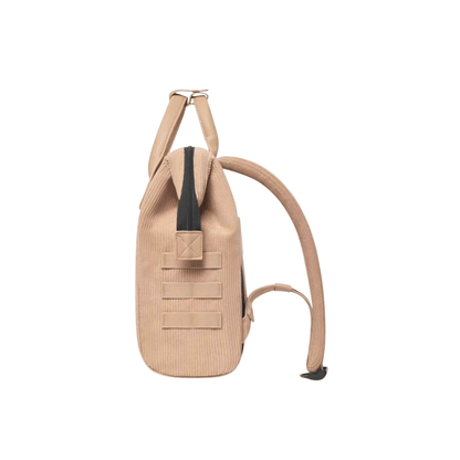 Profil du sac à dos Cabaia Adventurer Small Luxor avec système MOLLE latéral - Nevada Maroquinerie