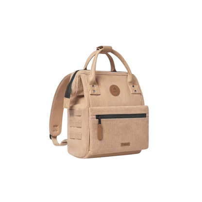 Profil du sac à dos Cabaia Adventurer Small Luxor avec système MOLLE latéral - Nevada Maroquinerie