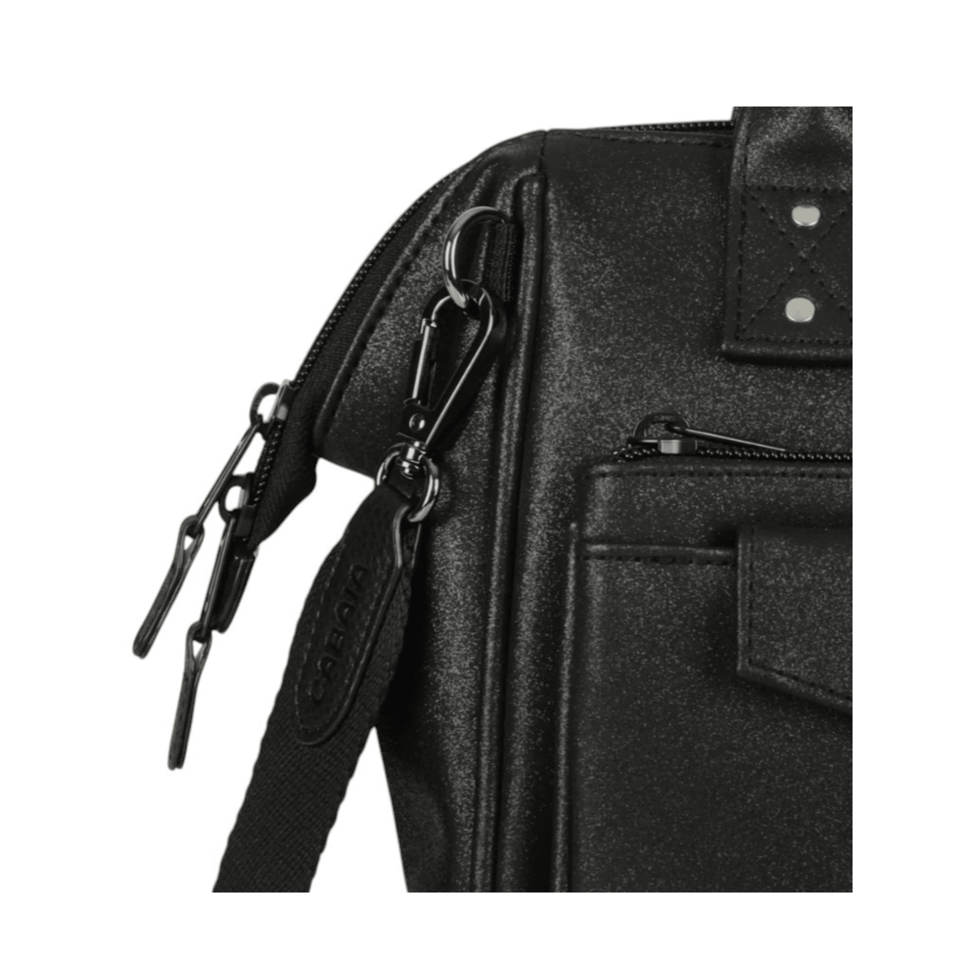 Détails et finitions du sac CABAIA Crossbody Adventurer Medium Chelsea noir