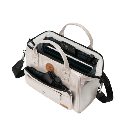 Intérieur du sac Cabaïa Crossbody Adventurer Medium Honolulu avec ouverture grand angle et compartiments de rangement.