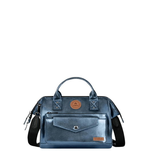 Sac bandoulière Cabaïa Crossbody Adventurer Medium Larissa bleu métallisé vu de face avec pochette avant.