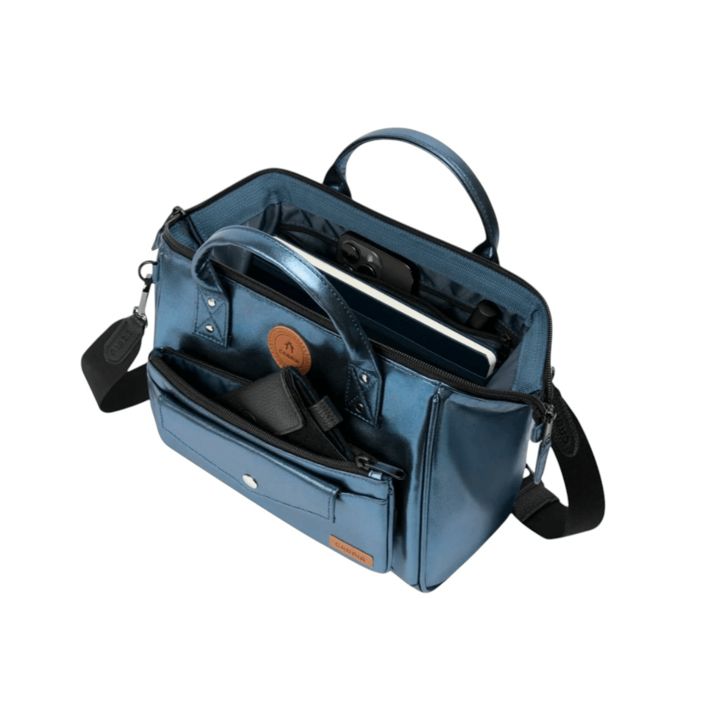 Intérieur du sac Cabaïa Crossbody Adventurer Medium Larissa ouvert montrant ses compartiments et son organisation.